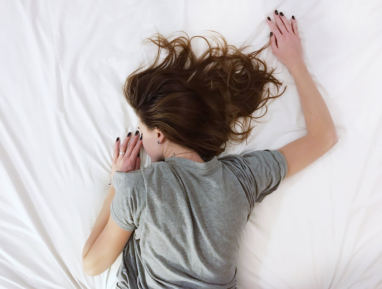 Perché i capelli si annodano di notte: la spiegazione