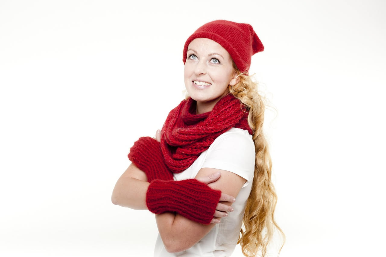 Donna con capelli lunghi raccolti in una treccia spugnosa morbida, indossata in una giornata soleggiata, con il viso fresco e il collo scoperto