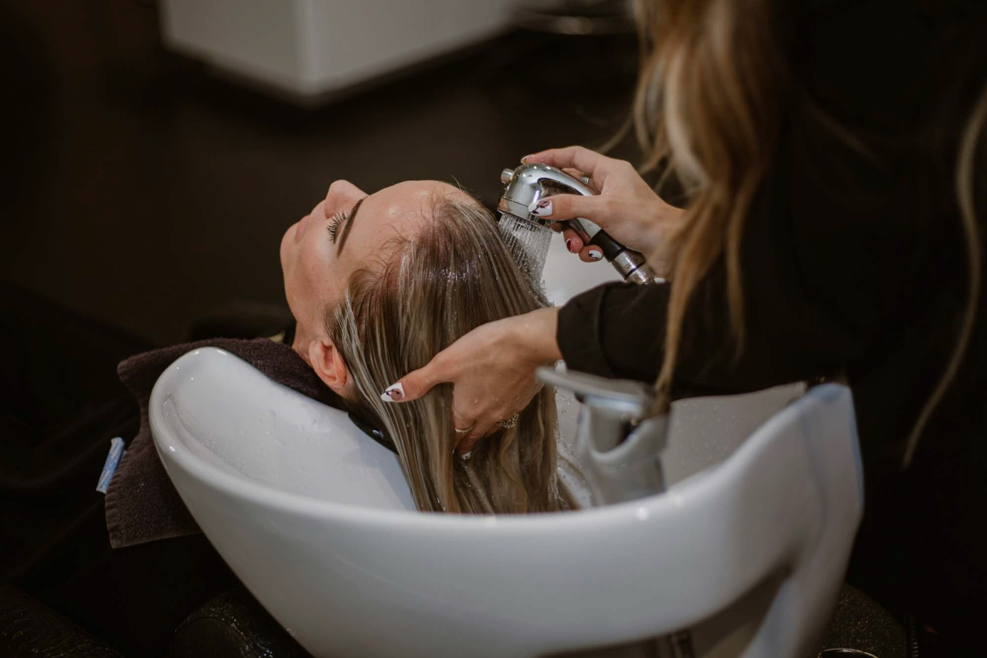 Hair oiling: il rito dell'olio prima dello shampoo spiegato passo passo