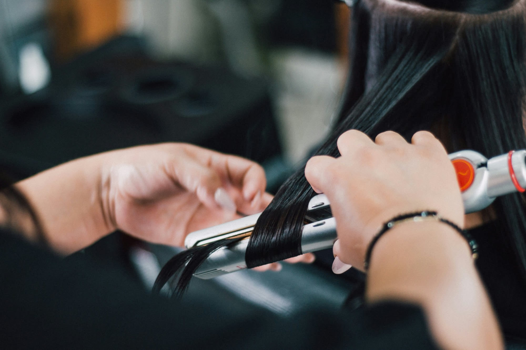 Piastra: come ridurre i danni a settembre sui capelli già stressati