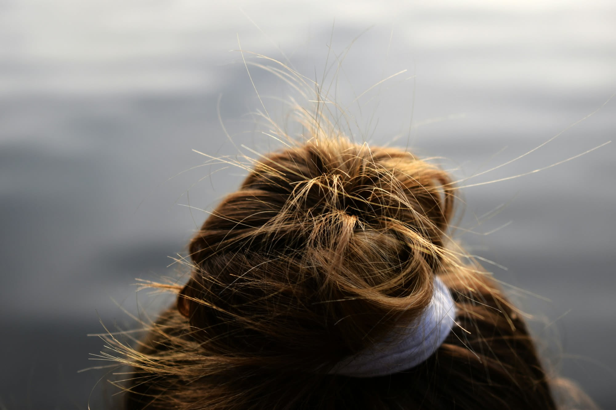 Capelli legati: quando l'elastico li fa spezzare
