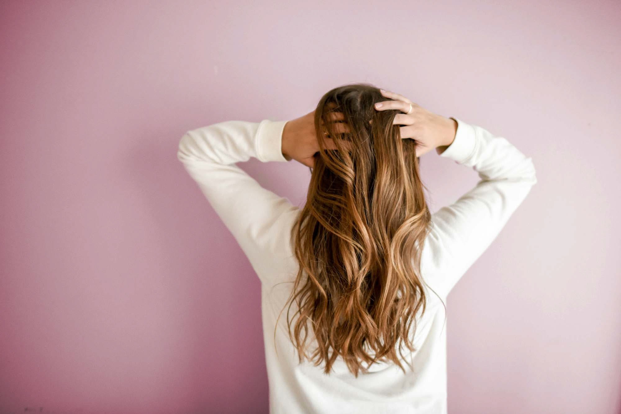 Stress e capelli: perché nei periodi difficili possono cadere di più