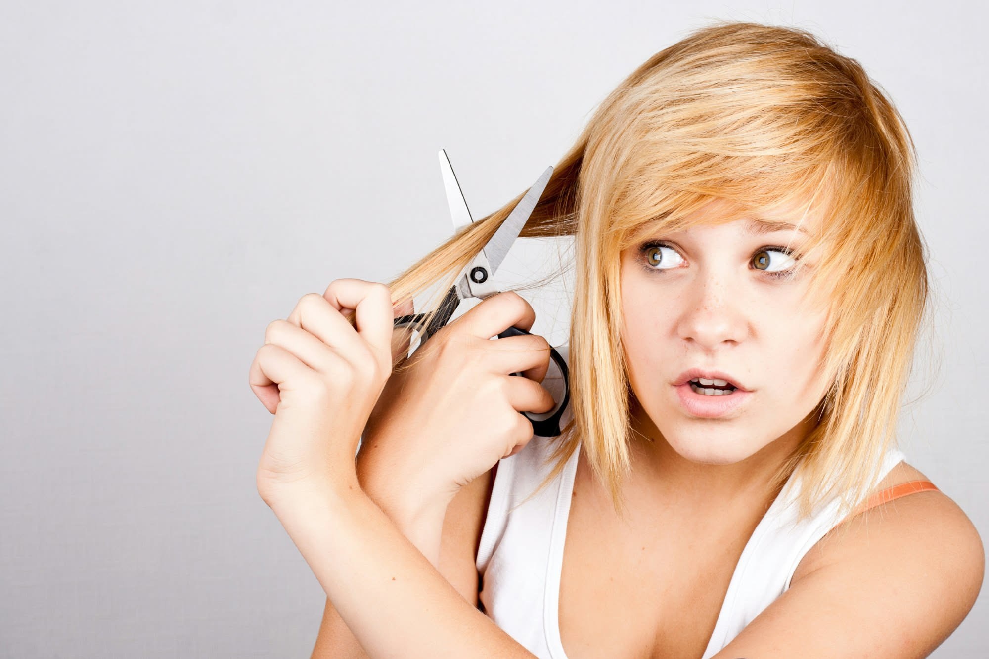Se tagli i capelli crescono più forti: ecco cosa li rende più duri