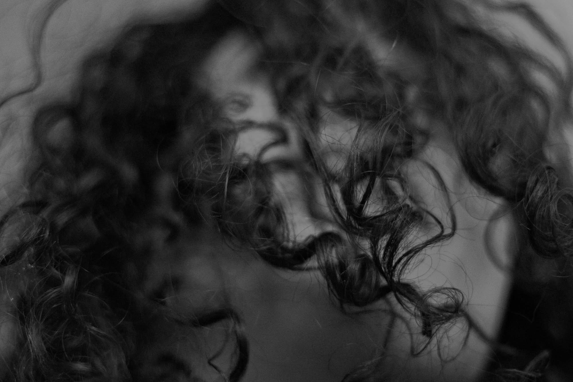 Capelli crespi con l’umidità: cause e rimedi