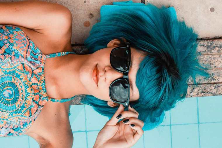 Capelli blu e trucco: tutti i dettagli che fanno funzionare un look forte