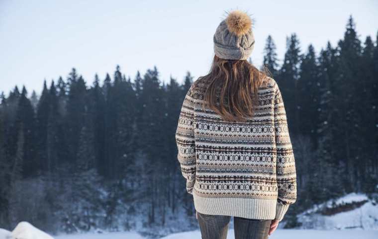 Capelli sotto il cappello: 5 errori che li fanno sembrare piatti e senza forma