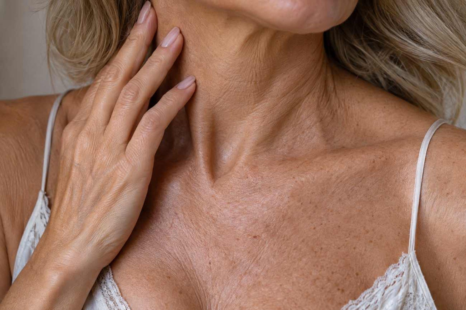 Collo e décolleté dopo i 50 anni: come prevenire la secchezza e attenuare le rughe