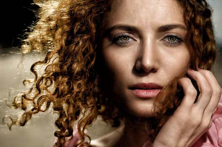 Come valorizzare capelli ricci e viso insieme