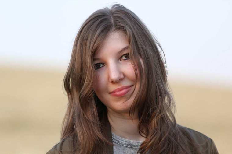 Come valorizzare il viso con capelli medi scalati
