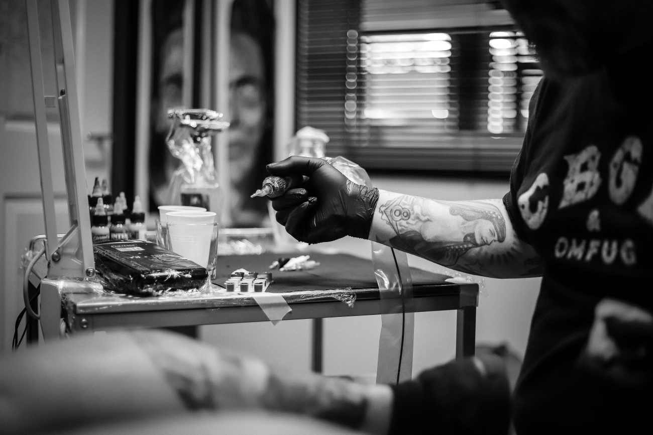 Il tatuatore: come scegliere quello giusto e cosa controllare