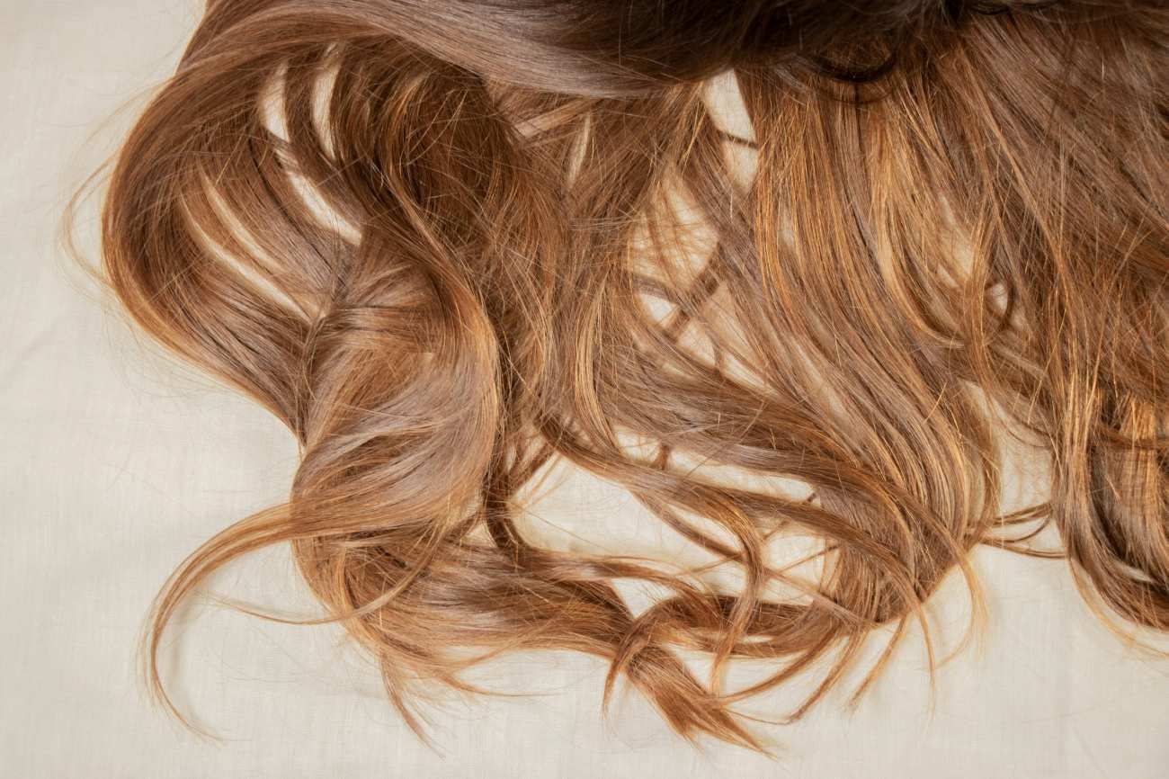 Risciacquo acido con aceto di mele: 5 passaggi per chiudere le squame e lucidare i capelli opachi
