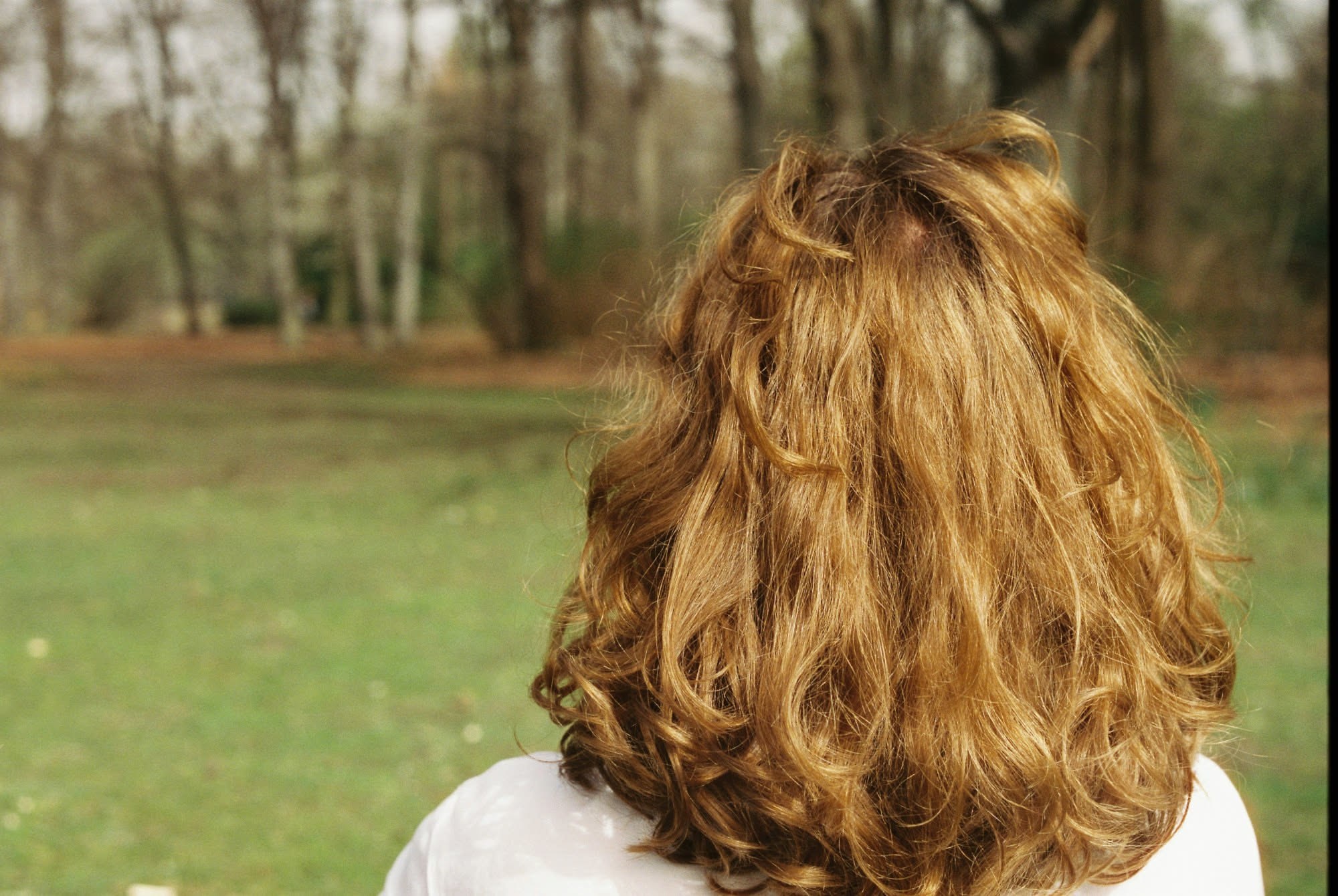 Bicarbonato sui capelli per sgrassarli: perché gli esperti lo sconsigliano e le 3 alternative sicure