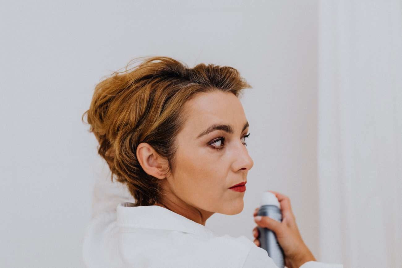 Capelli piatti: 6 dettagli visivi che fanno sembrare la chioma senza volume