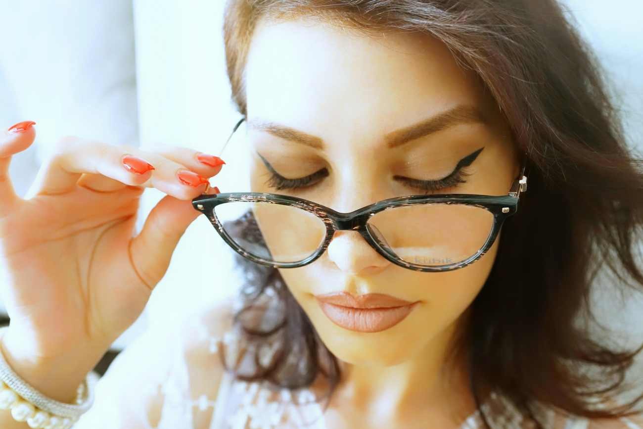 La forma degli occhiali che solleva lo sguardo e rende il viso più armonioso