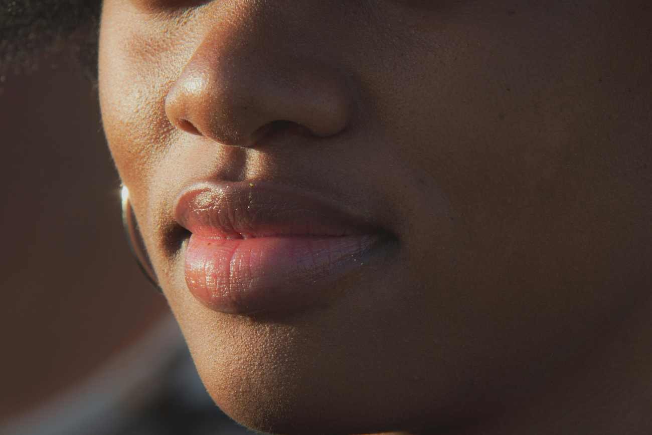 Labbra e occhiali da sole: come scegliere un rossetto che stia bene