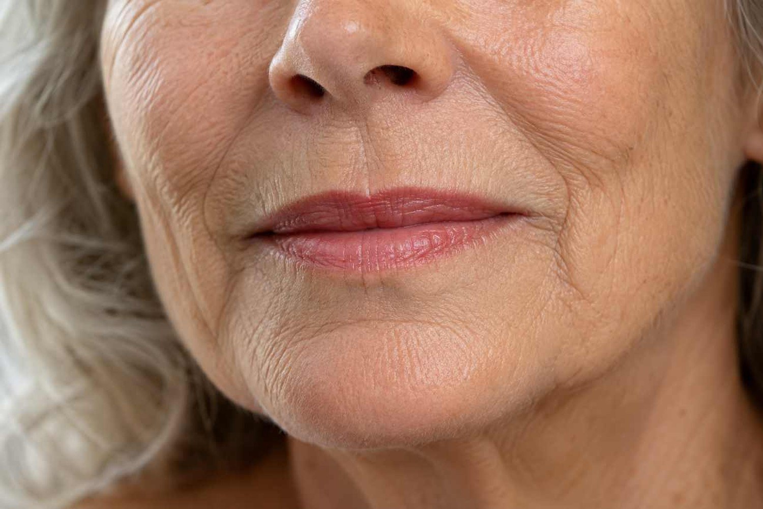 Labbra sottili dopo i 60 anni: perché cambiano forma e come valorizzarle naturalmente