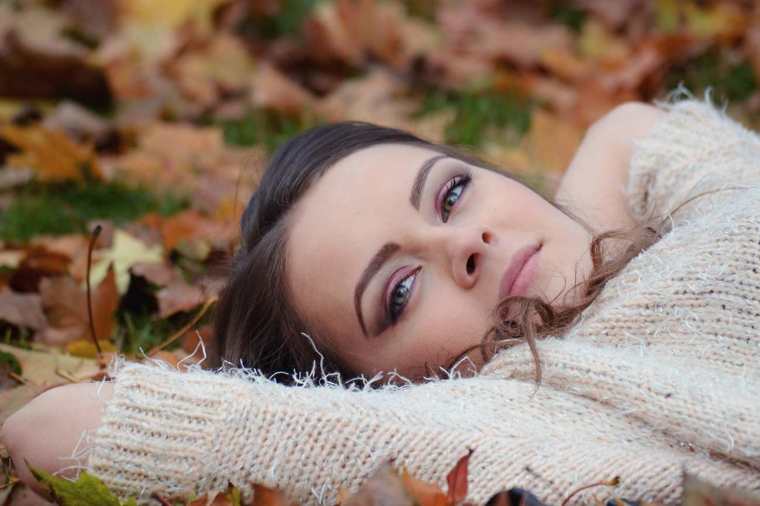 Pelle in autunno: tutti i cambiamenti da fare nella routine di bellezza