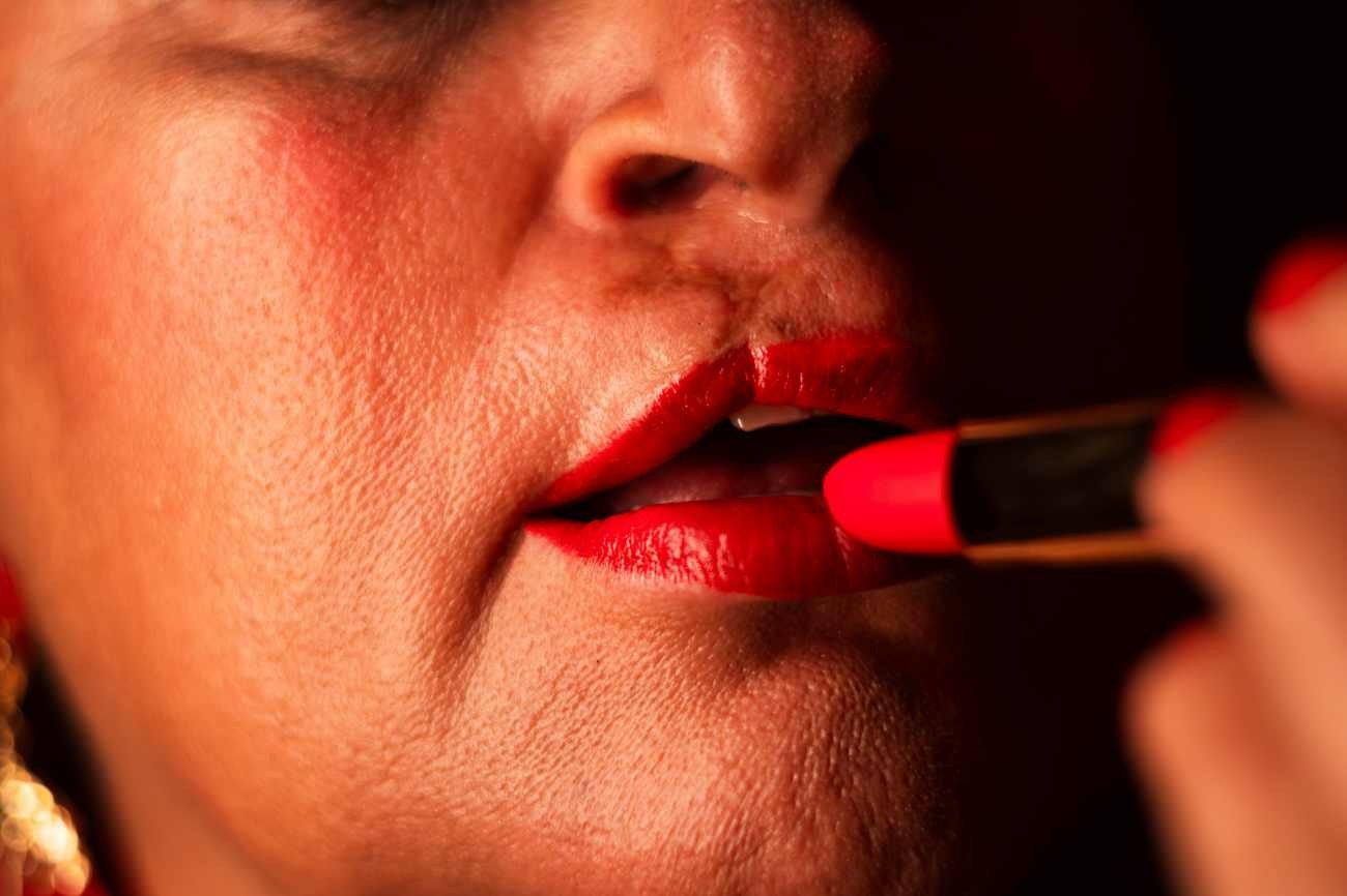 Rossetto rosso: rende davvero più belle oppure no?