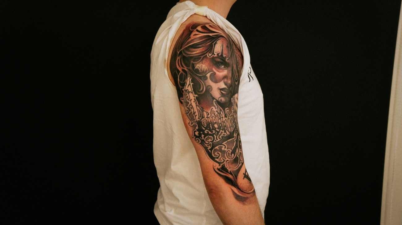 Tatuaggi molto colorati: perché alcuni colori durano meno