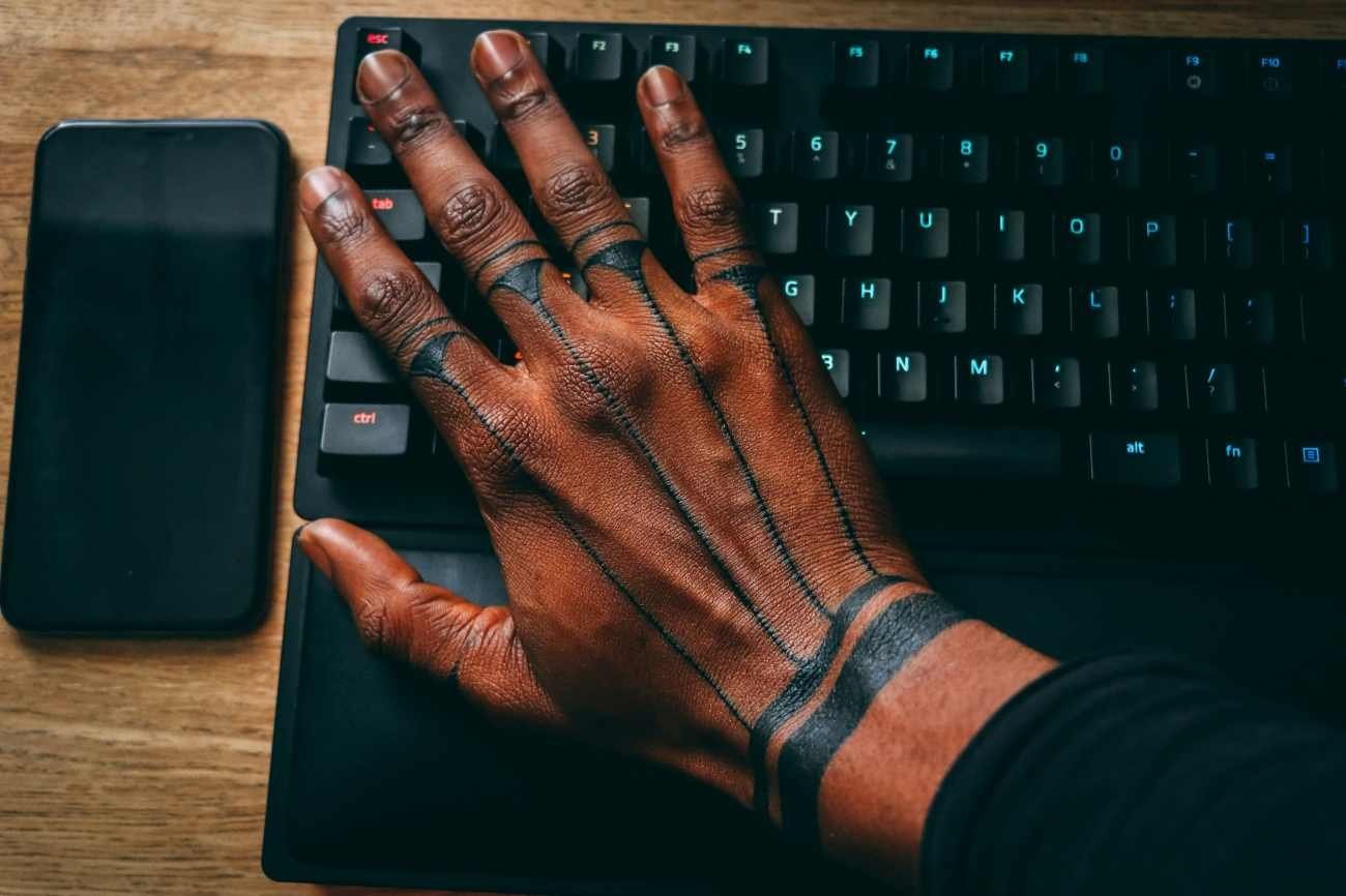 Tatuaggi sulle dita: perché si rovinano più facilmente