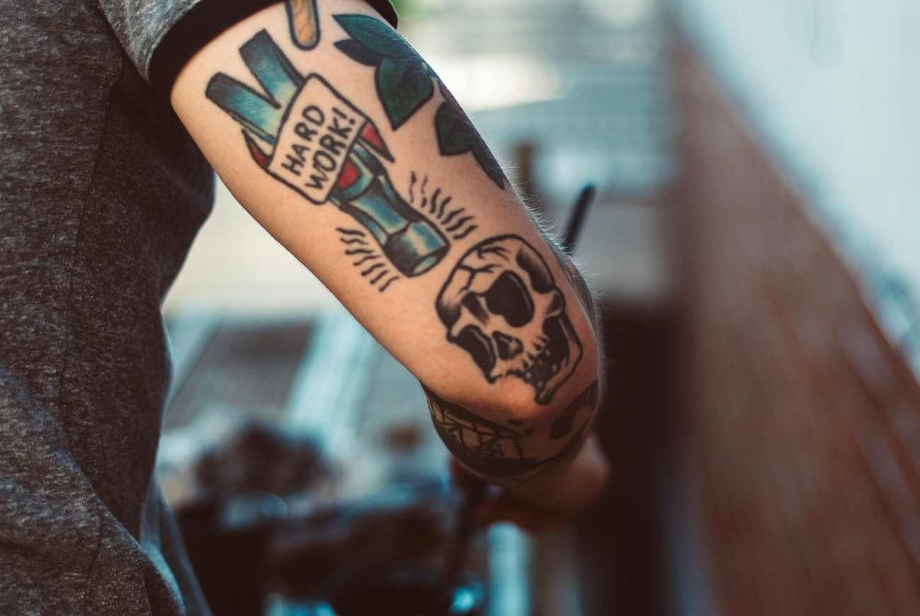 Tatuaggi sulle mani: perché il colore può sbiadire