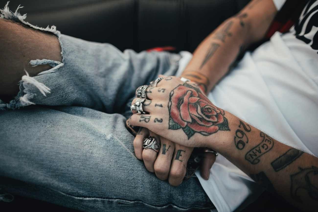 Tatuaggi sulle mani: quali problemi possono dare e cosa sapere