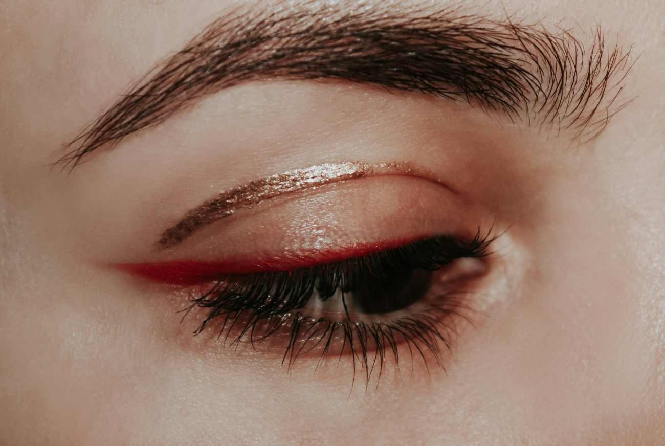 Trucco rosso sugli occhi: a chi sta bene e come metterlo